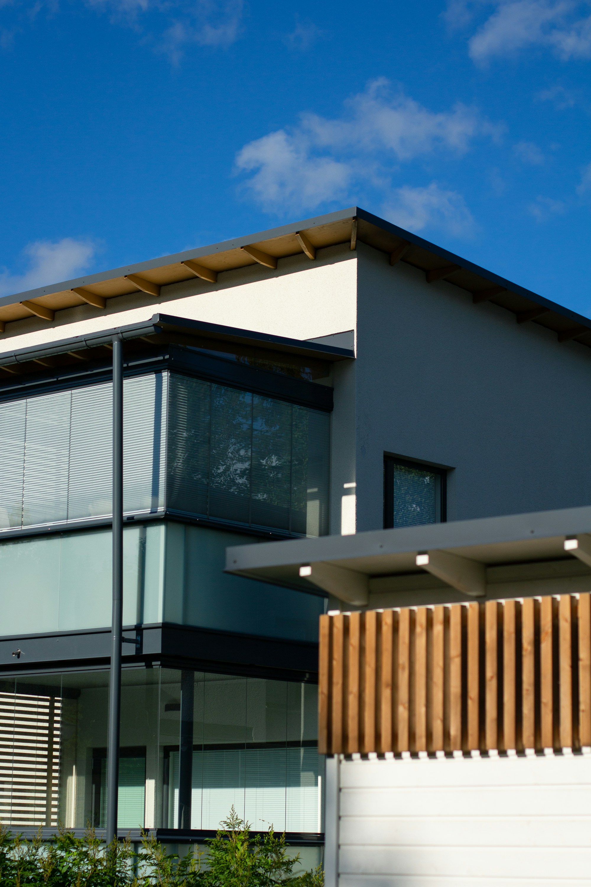 Modernes Wohngebäude mit heller Fassade und Holzdetails